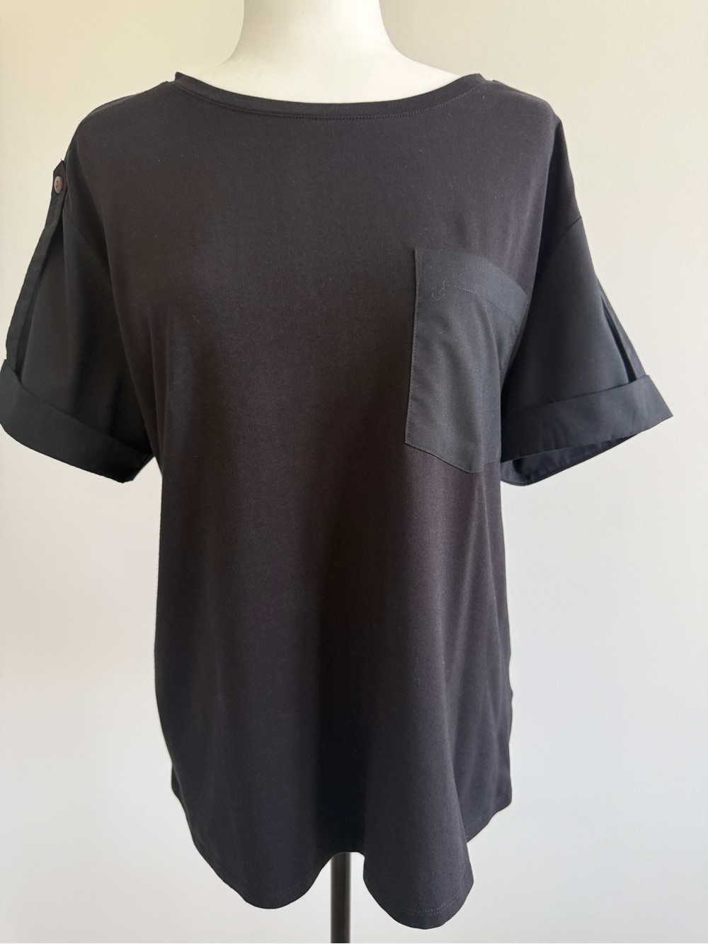 Melanie Lyne Women's Black Short Sleeve Pocket Tee
